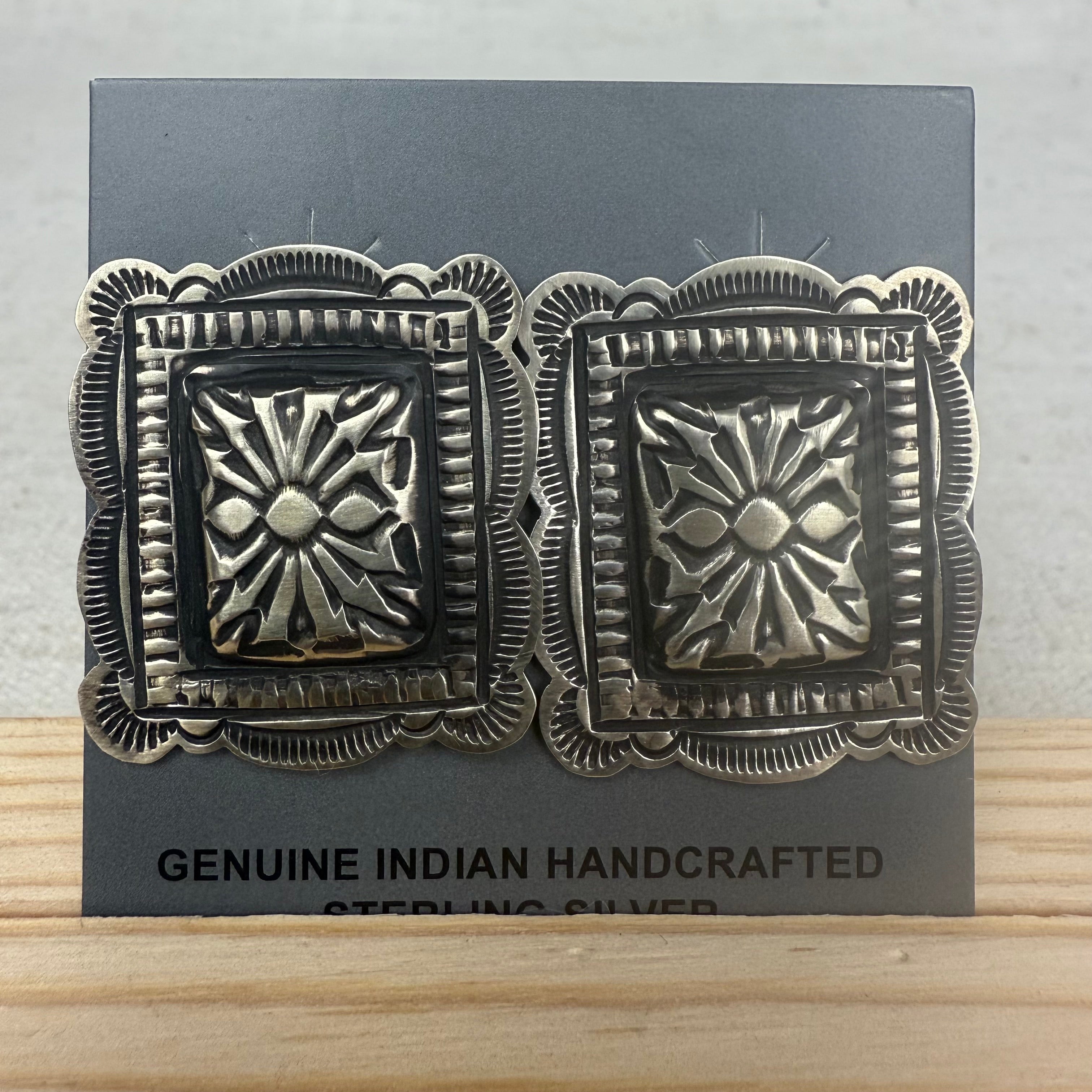 Leander Tahe Post Squares